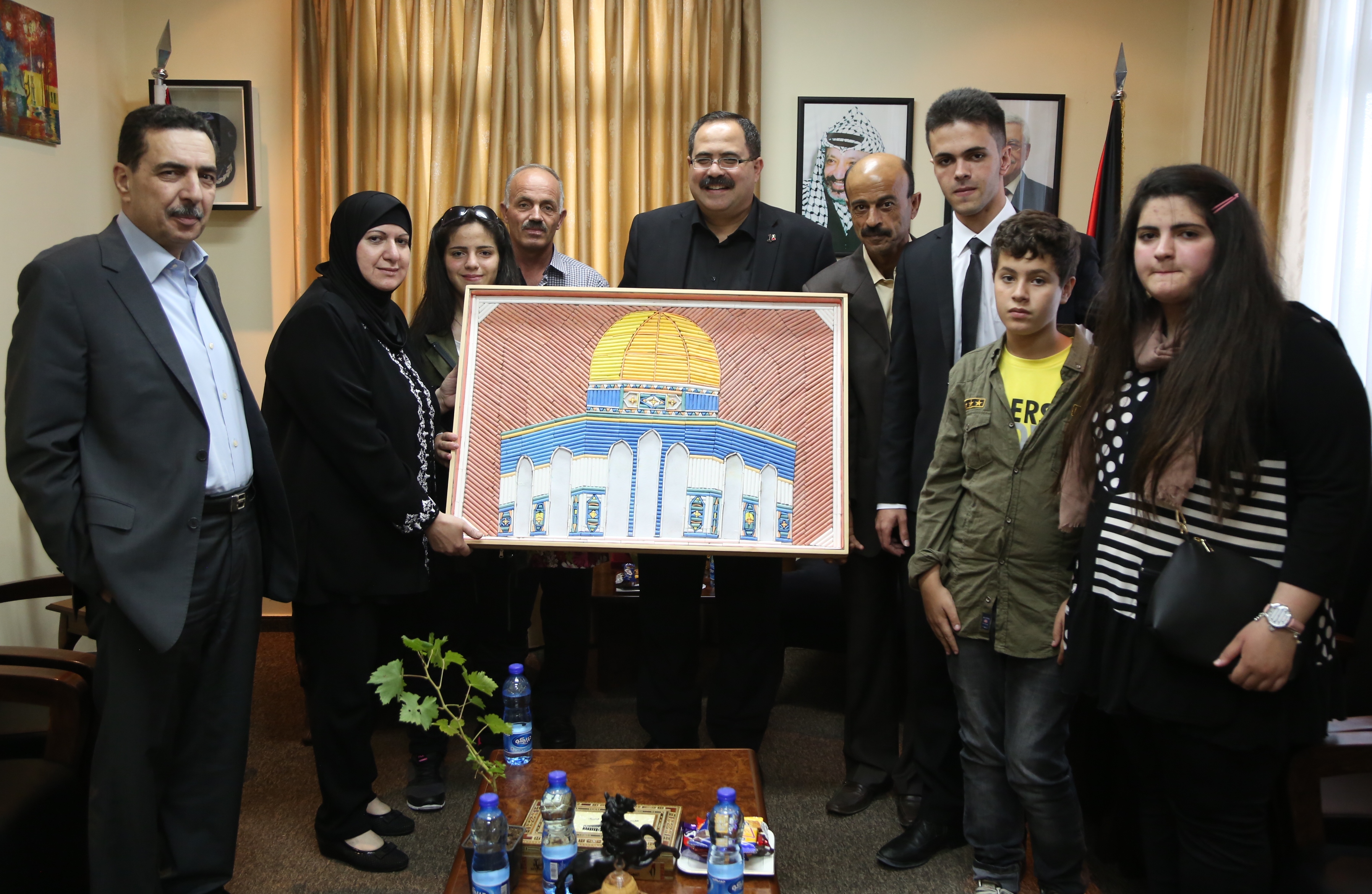 صيدم يكرم الطالبة عَمرو لإبداعها في مجال الفن التشكيلي

